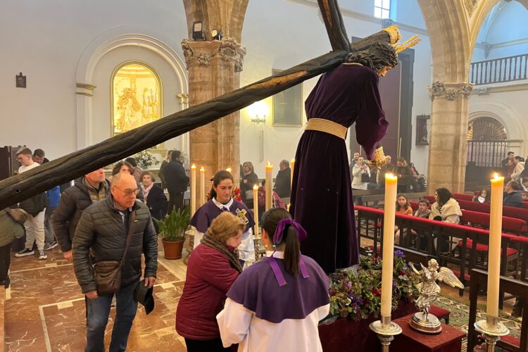 Miles de rondeños rinden culto a Padre Jesús en el tradicional y devoto besapié