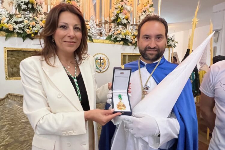 Una medalla de Ronda para que la Virgen de la Paloma la luzca bajo su nuevo palio