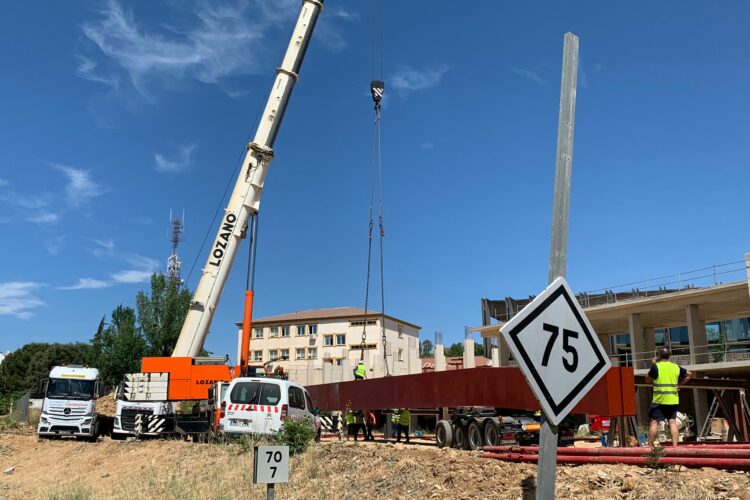 El Ayuntamiento inicia la instalación de la pasarela peatonal que suprimirá el paso a nivel del tren de El Fuerte