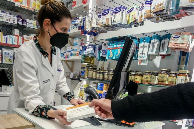 Adiós a las mascarillas: Sanidad elimina su uso obligatorio en farmacias y hospitales