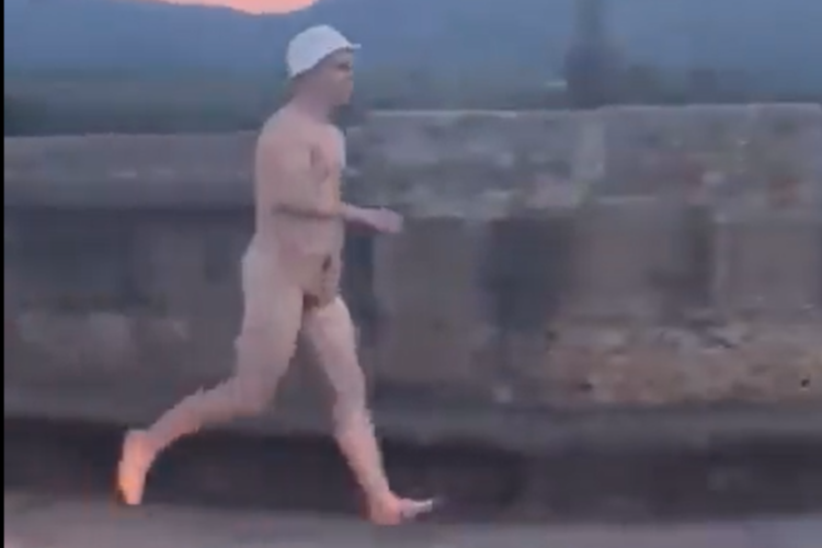 Un hombre cruza el Puente Nuevo de Ronda desnudo por una apuesta