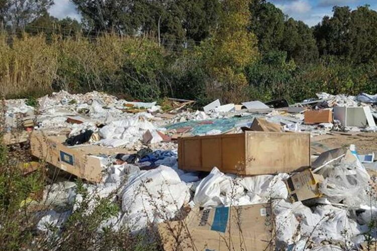 Una empresa podría ser sancionada con 180.000 euros por verter 15.000 kilos de escombros en espacios protegidos de Ronda