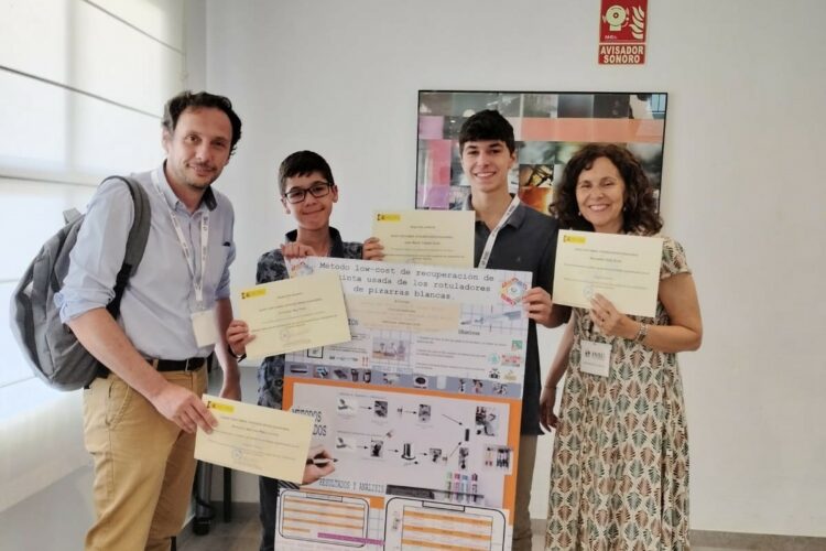 Un método para reutilizar la tinta de pizarra inventado por alumnos del Instituto Martín Rivero gana un premio de investigación
