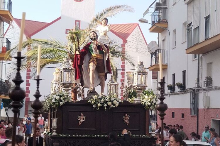 San Cristóbal, patrón de Ronda, recorrió un año más su barriada en una tarde de intenso calor