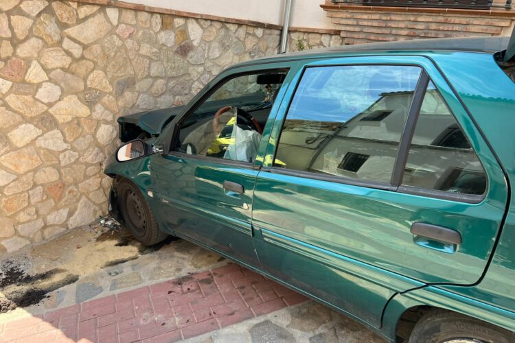 Dos mujeres resultan heridas en Alpandeire tras empotrarse el coche en el que viajaban contra una pared