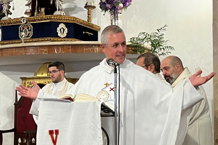 Numerosos fieles y amigos acompañan a Paco Sánchez en la celebración de su 25 aniversario de sacerdocio