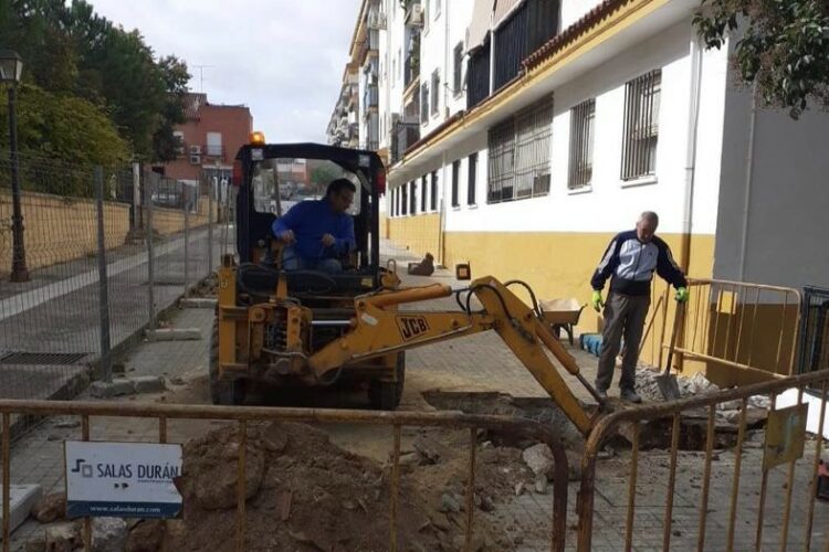 Ayuntamiento y Aqualia actúan para acabar con las filtraciones de agua en las calles José Aparicio y Virgen de Fátima