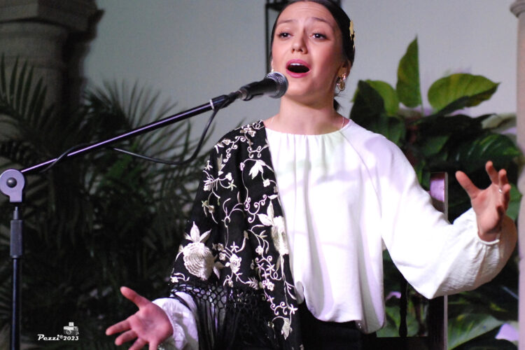 Las jóvenes promesas del cante Inmaculada López y Lucía Barranco se dieron cita en la Peña Flamenca de Ronda
