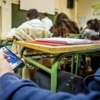 La Junta de Andalucía limitará el uso de móviles en las aulas