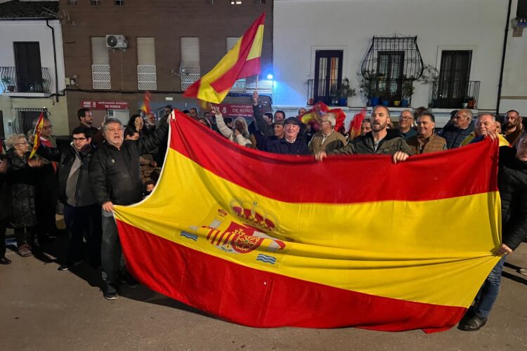 Más de 150 personas protestan ante la sede del PSOE de Ronda contra la amnistía y el pacto con los «golpistas» catalanes