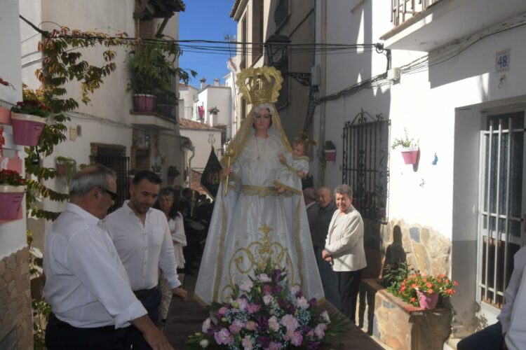 Cientos de vecinos de Jubrique acompañaron a su patrona, la Virgen de la Candelaria