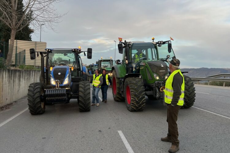 Los agricultores provocan con sus tractores ocho kilómetros de retenciones en la carretera de San Pedro