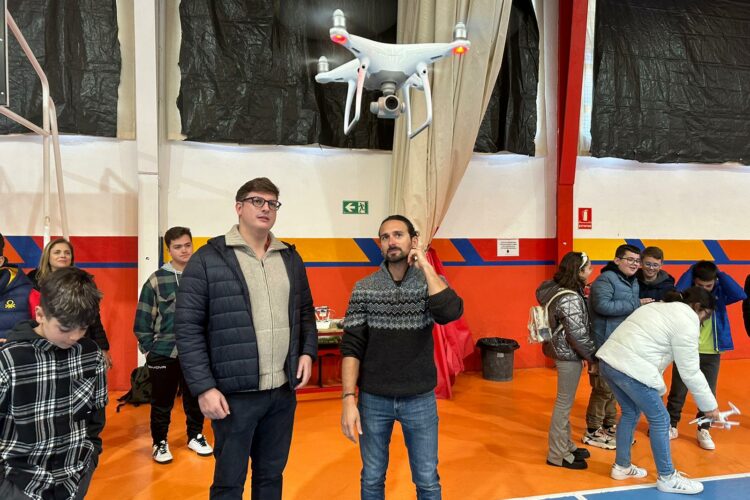 Los jóvenes aprenden a manejar drones dentro de las actividades de la Semana Blanca