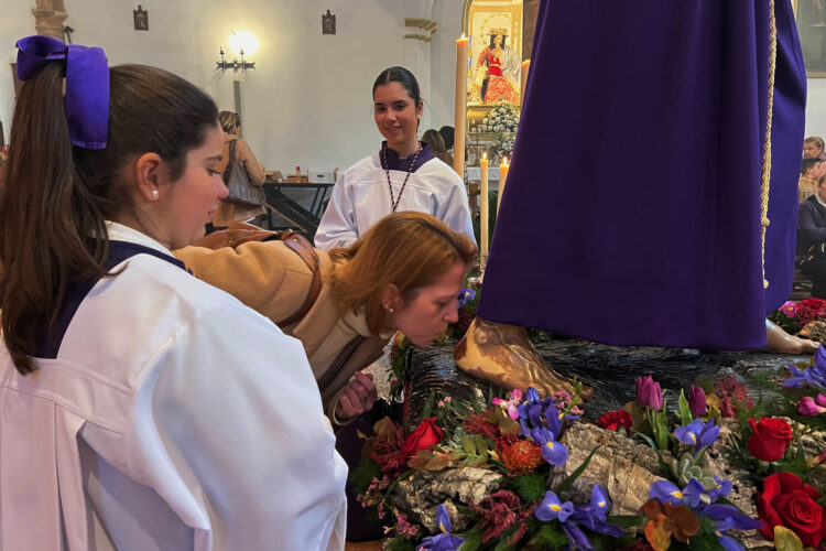 Miles de rondeños rinden culto un año más a Padre Jesús en el tradicional y devoto besapié