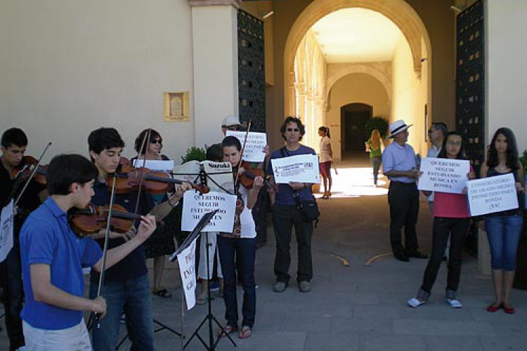 Protesta a golpe de música para pedir un aula delegada