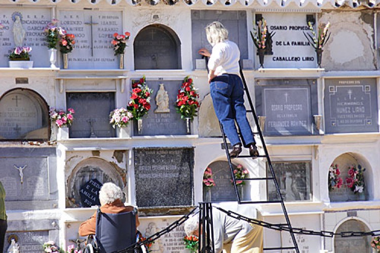 El Ayuntamiento establece medidas de seguridad sanitarias en el Cementerio con motivo del día de Todos los Santos