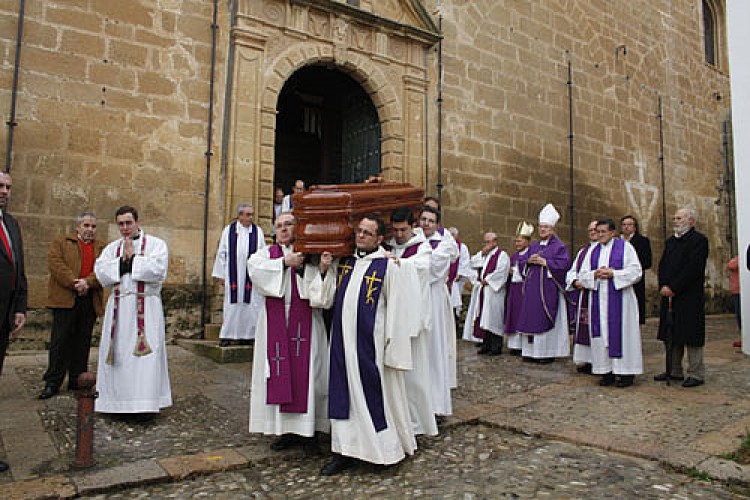 El Obispo de Málaga preside la misa funeral por Don Gonzalo Huesa