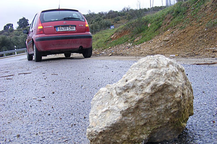 La Policía investiga la colocación de piedras en la rotonda de entrada a la ciudad