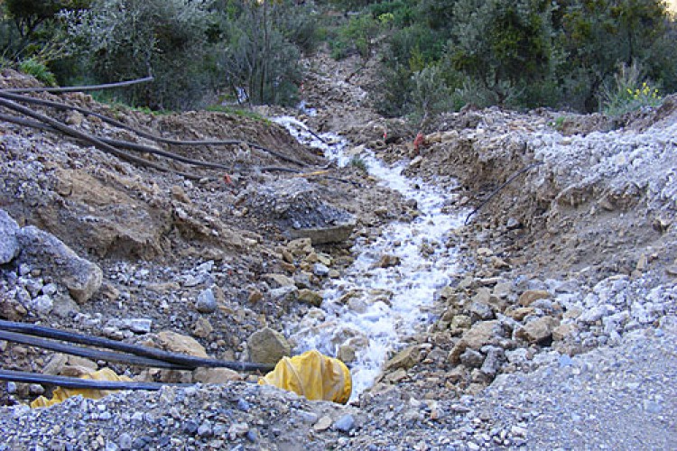 Filtraciones del colector provocan torrenteras que afectan a vecinos de ‘los Molinos del Tajo’