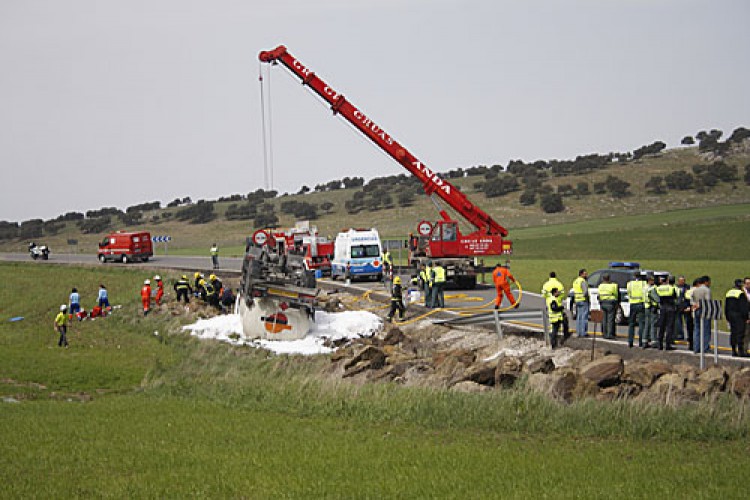 El accidente de un camión de combustible provoca un vertido de 3 toneladas de gasoil