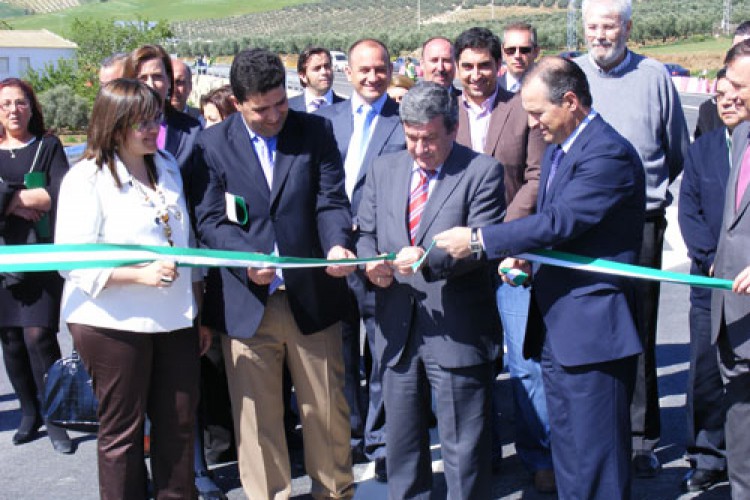 El consejero de Obras Públicas inaugura el remodelado tramo entre la venta el Cordobés y Ardales