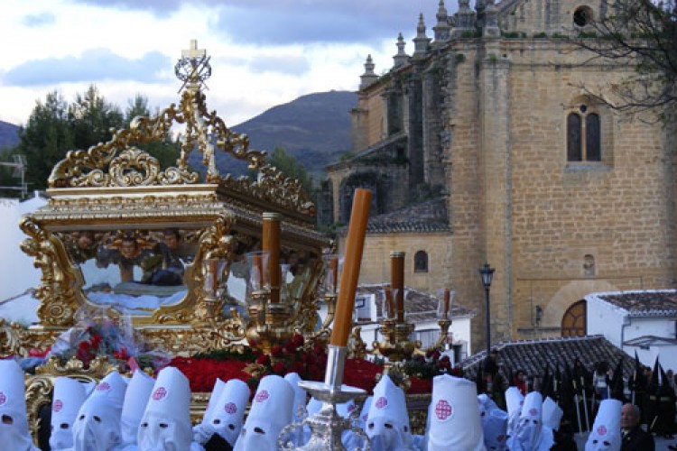 Luto y devoción en la procesión del Santo Entierro