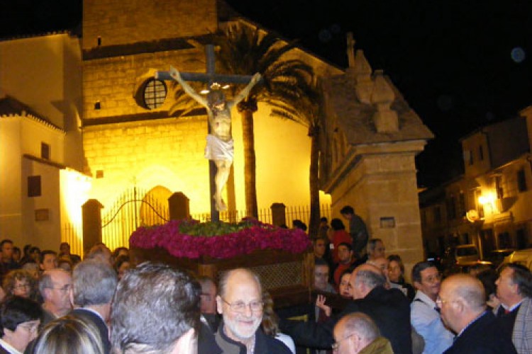 Miles de personas en el Vía Crucis del Martes Santo