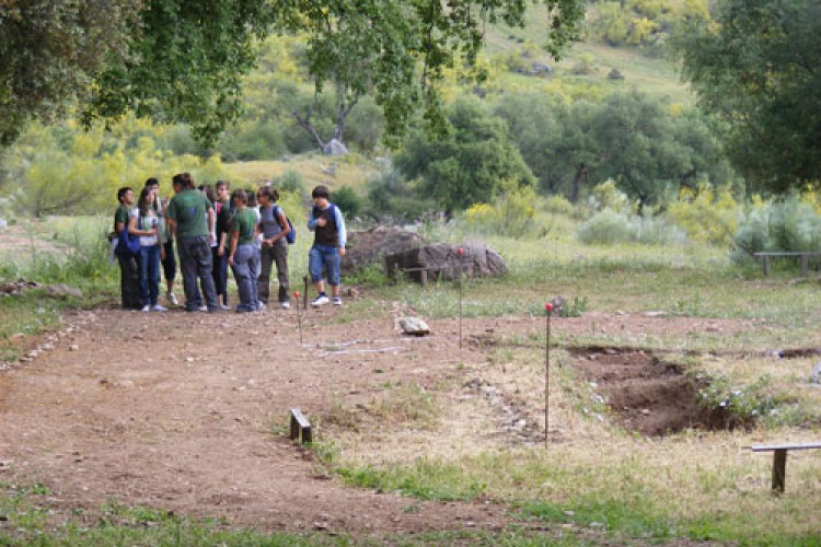 300 estudiantes rondeños visitan el poblado nazarí de Cortes de la Frontera
