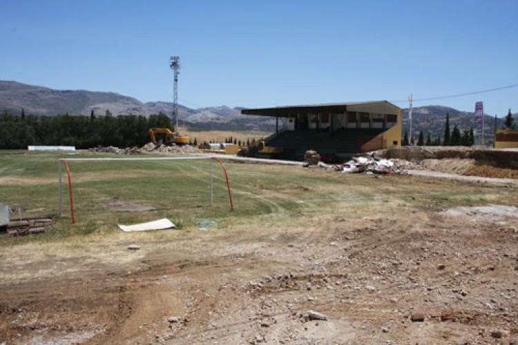 El campo de fútbol de Ronda está ya prácticamente derrumbado