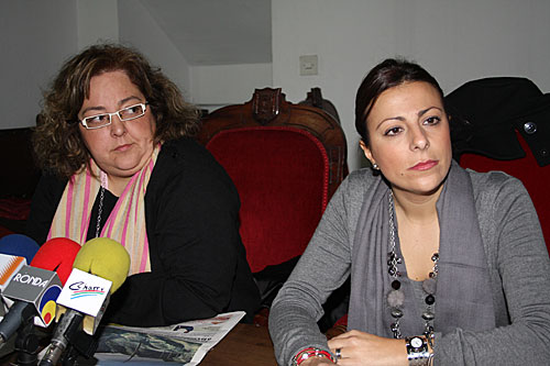 Mª Paz Fernández, a la derecha, junto a Begoña Chacón.