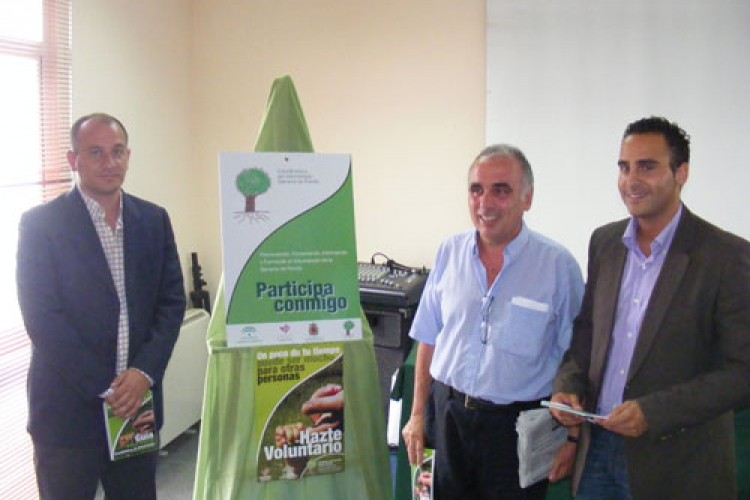 La coordinadora del voluntariado presenta la segunda edición de su guía