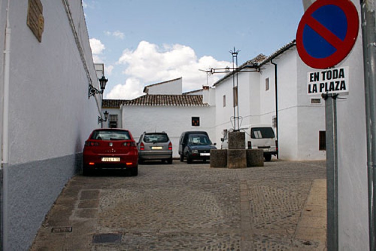 Tráfico prohíbe estacionar en las plazas del casco antiguo