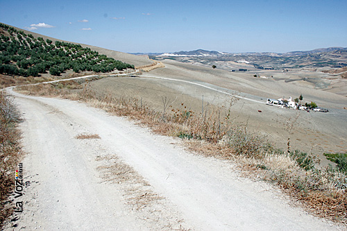 Vista de uno de los cortijos desde el carril.