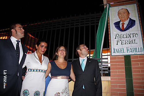 Emocionados y con orgullo, los hijos de Angel Harillo descubrieron la placa que da nombre al recinto ferial.