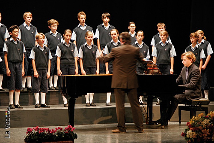 LLeno absoluto en el Teatro para ver actuar a “Los chicos del coro”