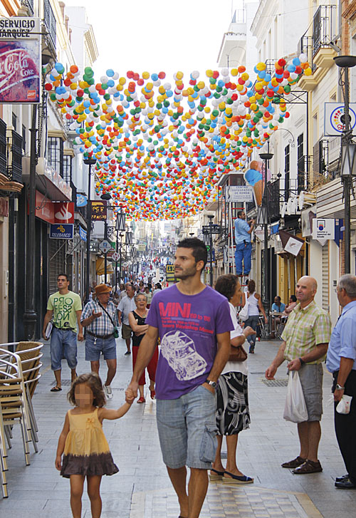 Lo farolillos ya decoran las calles del centro.