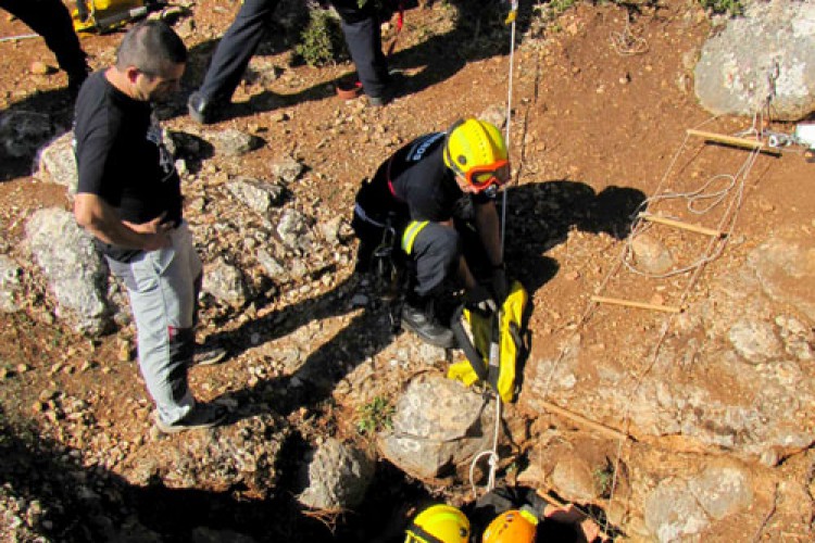 Los bomberos rescatan a una joven del interior de una cueva