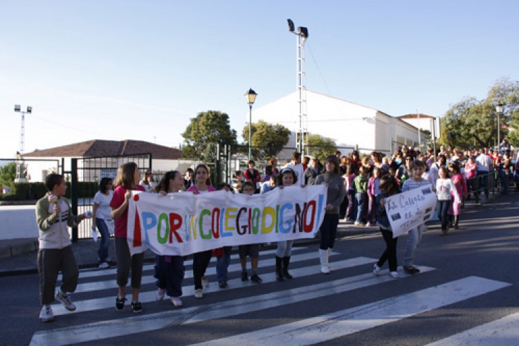 Los padres de alumnos del colegio de Cortes de la Frontera se manifiestan