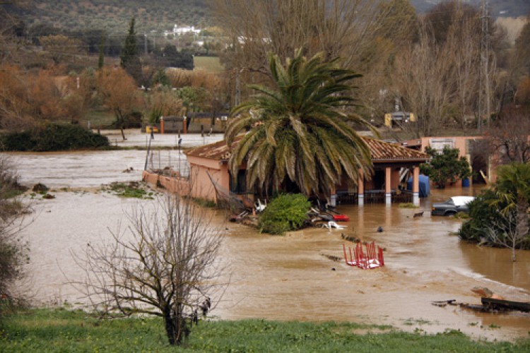 Ríos desbordados y casas inundadas por el temporal