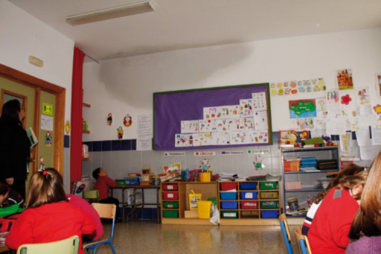 El colegio Miguel de Cervantes cierra aulas por la humedad