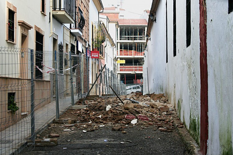 Se derrumba parte de la cornisa del Cuartel de la Concepción