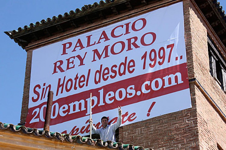 Un empresario se encarama a la torre del Palacio del Rey Moro para pedir la construcción de su hotel