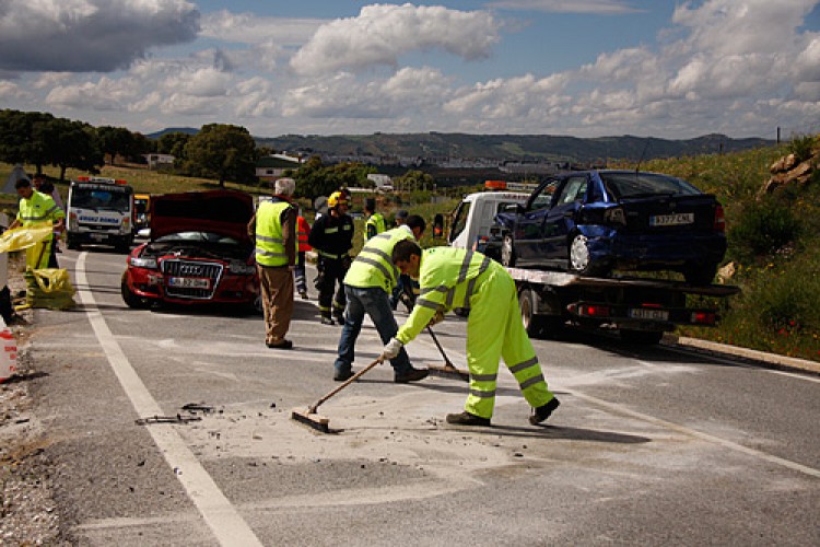 Un accidente múltiple en la carretera de San Pedro deja tres heridos