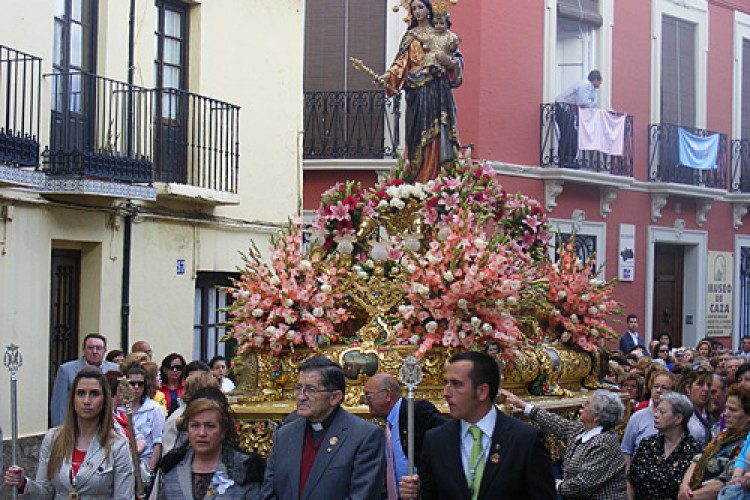 María Auxiliadora desfila con éxito por las calles de la ciudad