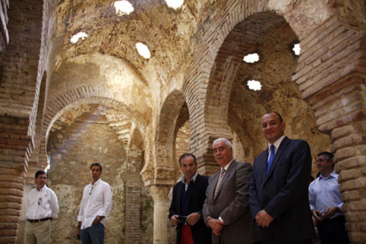 El consejero de Turismo inaugura una nueva zona visitable de los baños árabes de Ronda