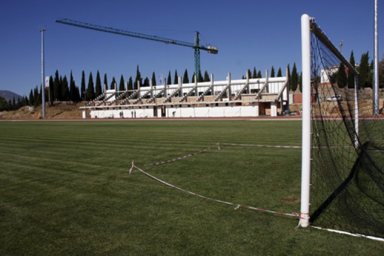 El graderío del nuevo campo de fútbol podrá estrenarse en agosto