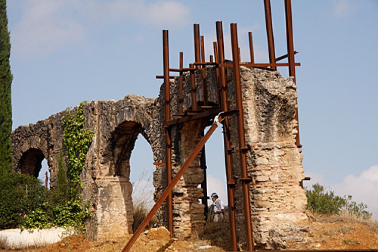Un acueducto de estilo romano en el limbo de la protección