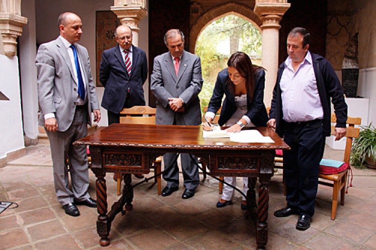 PSOE, PP e IU firman el Pacto por el Turismo