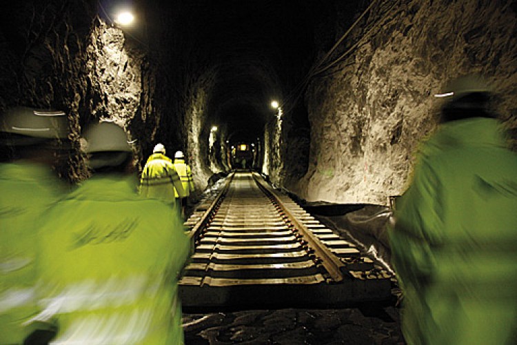 El AVE sigue sin ver luz  al final del túnel