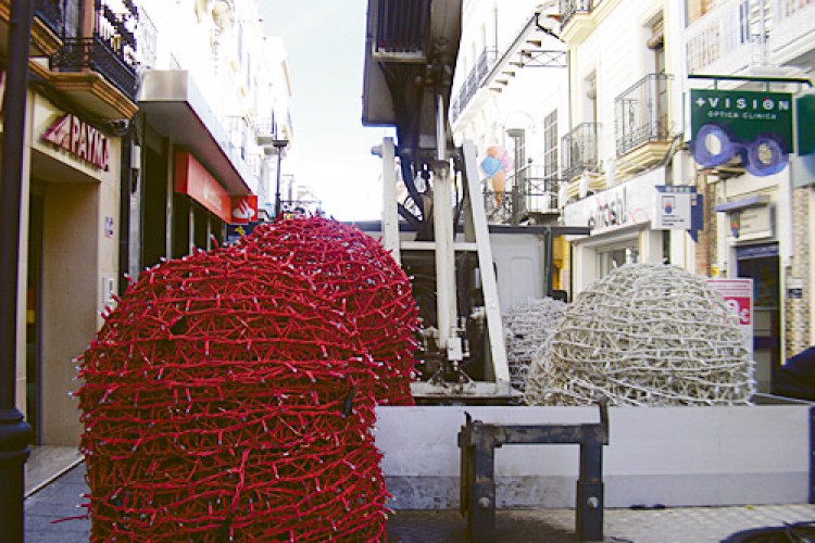 Fiestas ultima  los detalles  de la decoración navideña